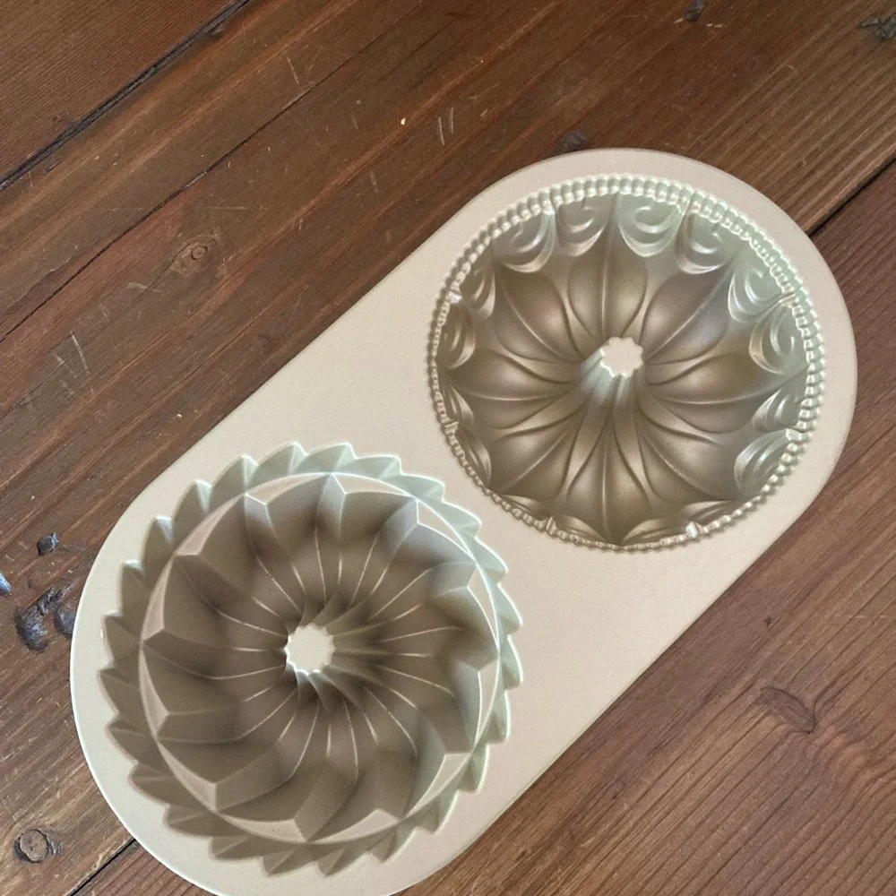 Williams Sonoma Gold Bundt Pan